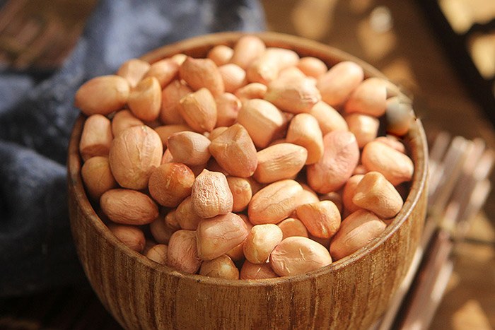 Mua lạc, nên chọn hạt đỏ hay trắng? Biết sự thật ai cũng ngỡ ngàng