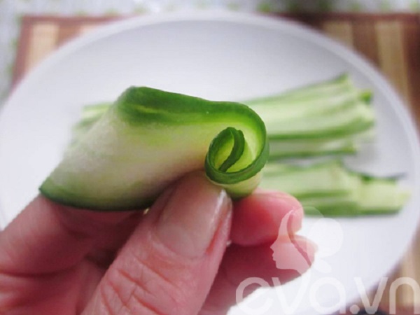3 cách tỉa dưa leo đẹp mà dễ làm cho món ăn thêm hấp dẫn - 6