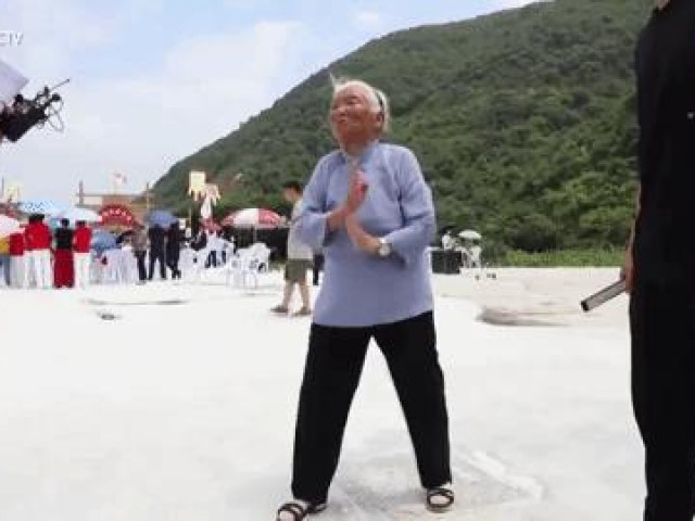 Cụ bà 98 tuổi biểu diễn kungfu điêu luyện