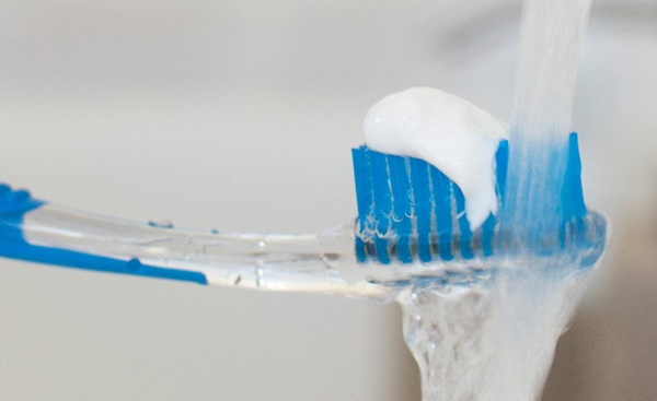 làm ướt bàn chải có thể gây tổn thương răng - Nha Khoa Anh Dũng Gia Lai