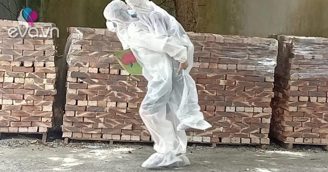 Cụ bà lết đi dưới nắng 40 độ lên xe cấp cứu, hành động của cháu trai gây xúc động - Vimarsana News