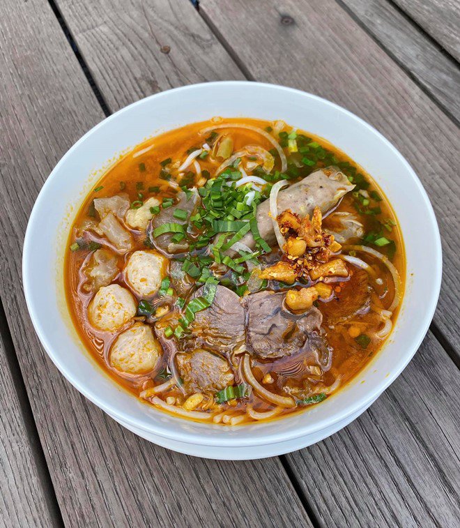 Hà Tăng nấu bún bò quá hấp dẫn, bạn bè muốn ăn liền 3 bát, người Huế nhìn là amp;#34;chịuamp;#34; - 4