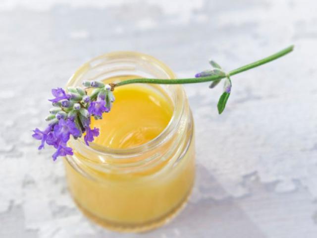 Công dụng và cách sử dụng sữa ong chúa để cải thiện sức khỏe và nhan sắc