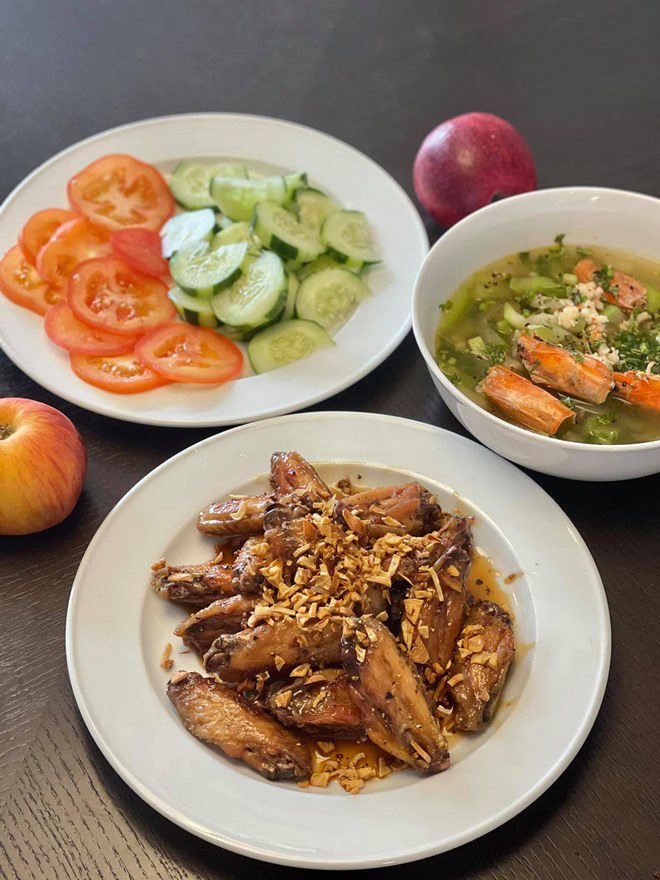 Đoan Trang bắt Hoàng Oanh chờ mỏi mòn mới được ăn cơm và đây là thái độ của đàn em - 26