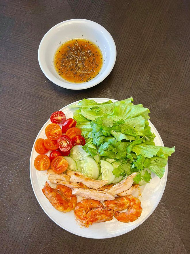 Đoan Trang bắt Hoàng Oanh chờ mỏi mòn mới được ăn cơm và đây là thái độ của đàn em - 24