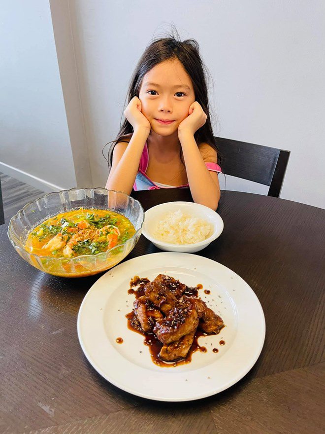 Đoan Trang bắt Hoàng Oanh chờ mỏi mòn mới được ăn cơm và đây là thái độ của đàn em - 18
