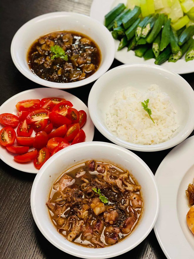 Đoan Trang bắt Hoàng Oanh chờ mỏi mòn mới được ăn cơm và đây là thái độ của đàn em - 22