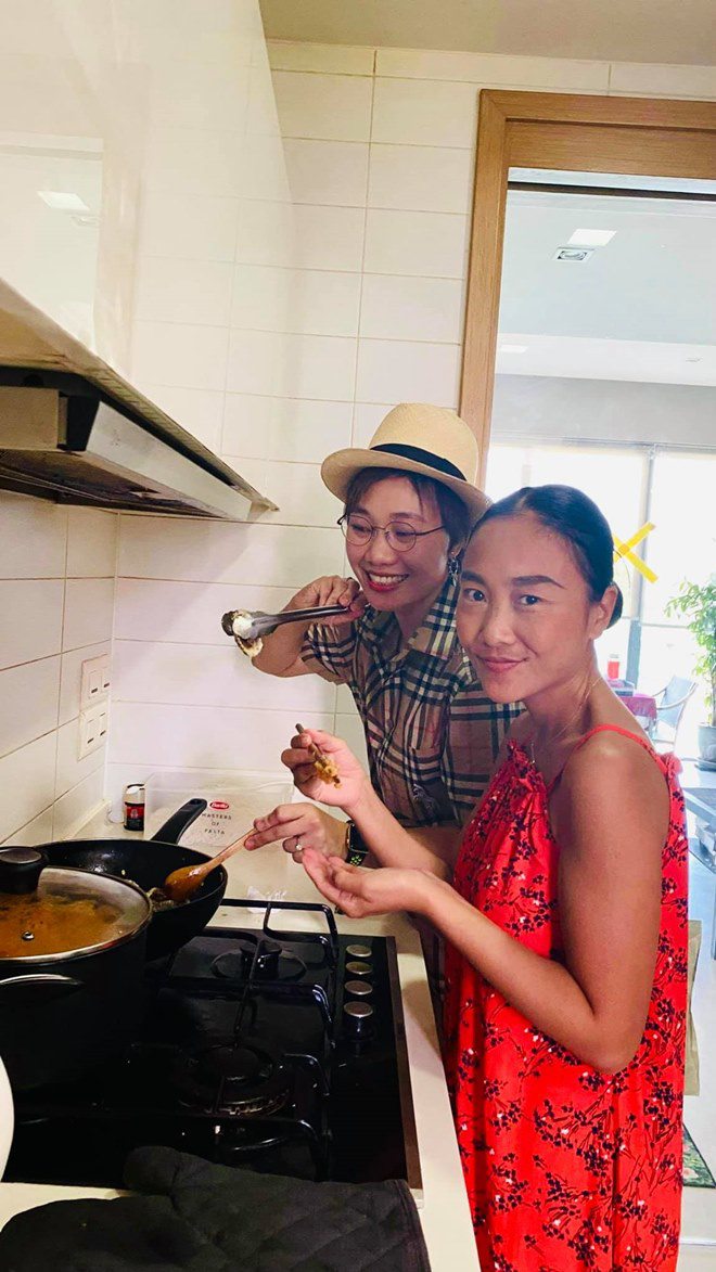Đoan Trang bắt Hoàng Oanh chờ mỏi mòn mới được ăn cơm và đây là thái độ của đàn em - 11
