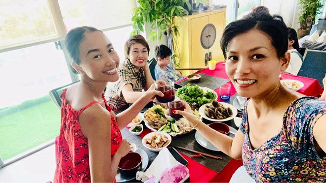 Đoan Trang bắt Hoàng Oanh chờ mỏi mòn mới được ăn cơm và đây là thái độ của đàn em - 12