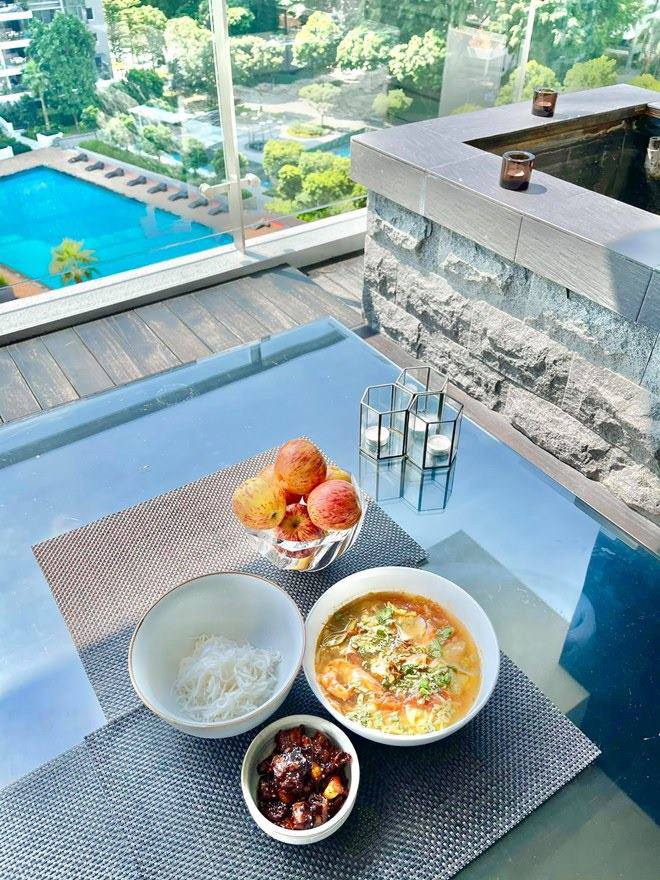 Đoan Trang bắt Hoàng Oanh chờ mỏi mòn mới được ăn cơm và đây là thái độ của đàn em - 17