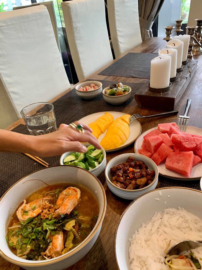 Đoan Trang bắt Hoàng Oanh chờ mỏi mòn mới được ăn cơm và đây là thái độ của đàn em - 5