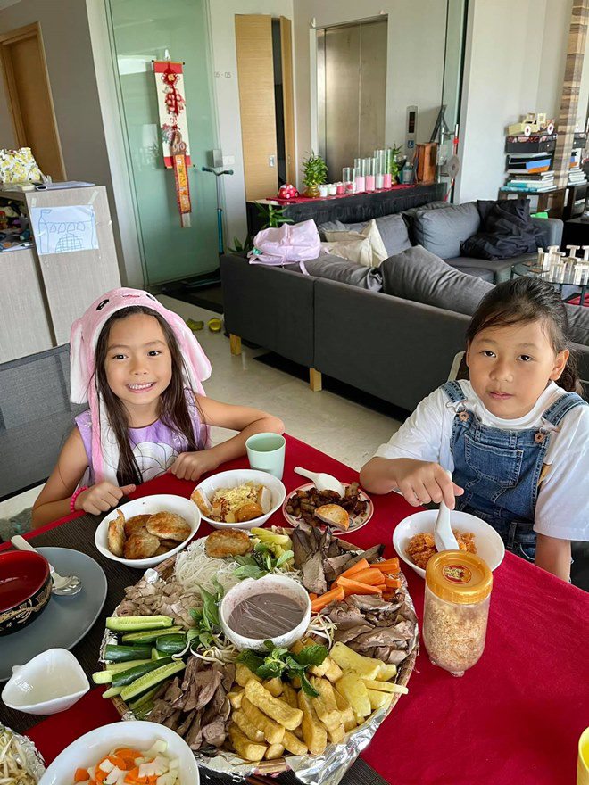 Đoan Trang bắt Hoàng Oanh chờ mỏi mòn mới được ăn cơm và đây là thái độ của đàn em - 13