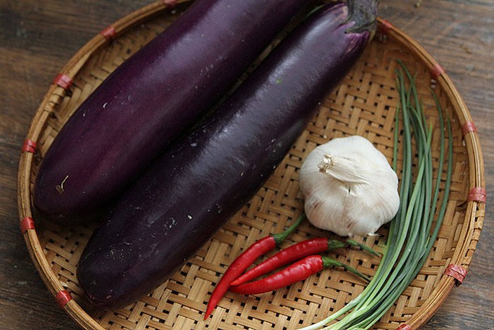 Mua được 2 quả cà tím, đem hấp kiểu này còn ngon hơn thịt, ai cũng ăn 3-4 bát cơm - 1