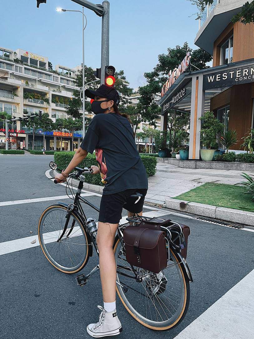 Mỹ nhân Việt rộ trào lưu giẫm xe cộ khoa trương style thanh lịch xịn là đa phần  Phong  cơ hội sao  Việt Giải Trí