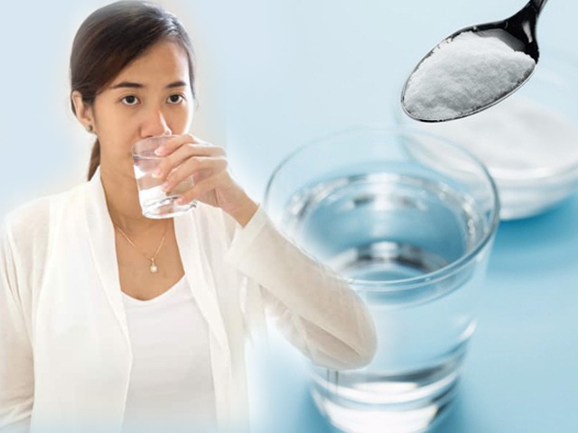 Súc miệng nước muối nhiều lợi ích nhưng cẩn thận tác dụng phụ không ngờ và lưu ý khi dùng