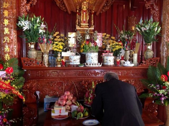 Cách cắm hoa bàn thờ Phật, ngày cưới, ngày Tết đơn giản mà đẹp