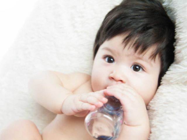 Có nên cho trẻ sơ sinh uống nước và bé mấy tháng thì uống được nước?