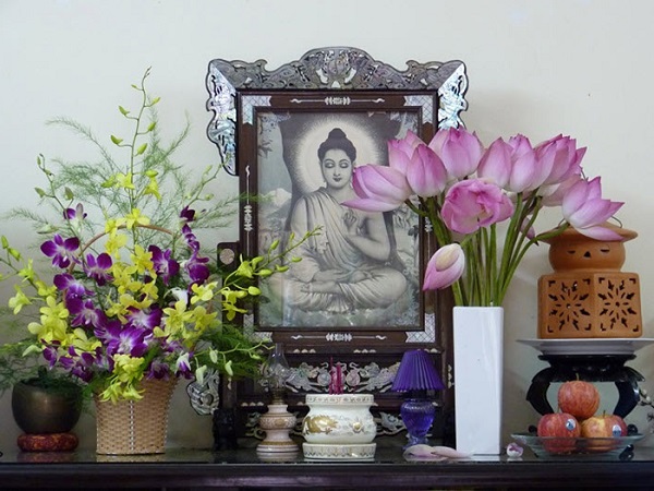 Cắm hoa bàn thờ Phật là việc làm cần thiết để trang trí và tạo không gian tâm linh cho gia đình. Tháng này, các loại hoa đang khoe sắc, giúp tạo ra một không gian linh thiêng, mang lại sự bình an và vị tha của Đức Phật đến mỗi ngôi nhà.