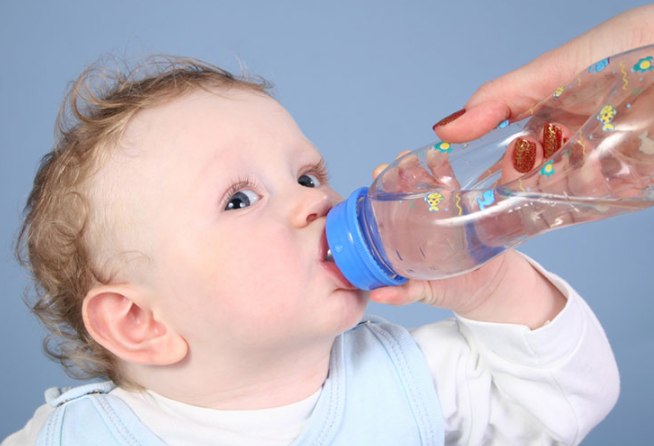 Có nên cho trẻ sơ sinh uống nước và bé mấy tháng thì uống được nước? - 5