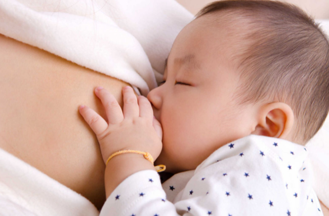 Có nên cho trẻ sơ sinh uống nước và bé mấy tháng thì uống được nước? - 1
