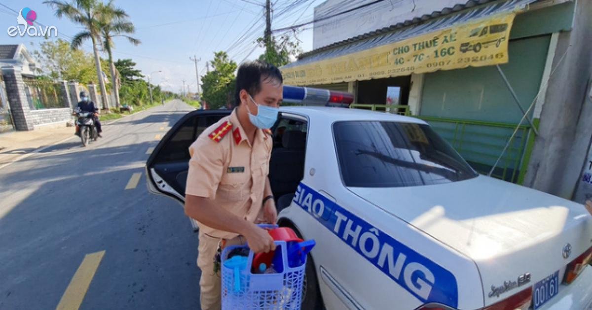 Sài Gòn giãn cách, sản phụ vừa sinh con không bắt được xe, được chú CSGT đưa về tận nhà - Vimarsana News