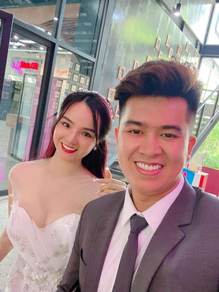 Mỗi lần nhìn vợ ăn mặc sexy ra ngoài, chồng lại làm một việc khiến cô sướng tít mắt