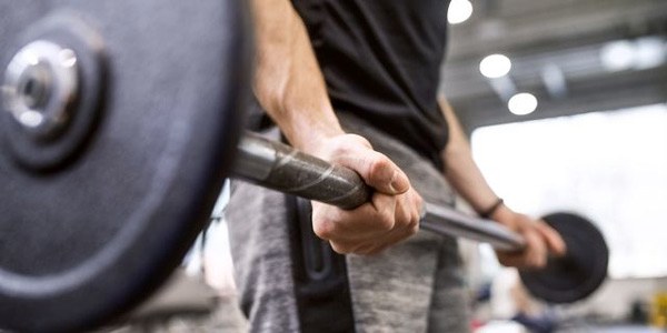 Nam sinh nâng tạ nặng rồi ngưng tim sau một tuần tiêm ngừa COVID-19, Singapore cảnh báo cho người trẻ - 1