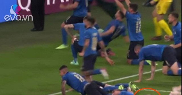 Vô địch EURO 2020, một cầu thủ Italia ăn mừng tụt quần trên sân cỏ, CĐM cười lăn cười bò - Vimarsana News