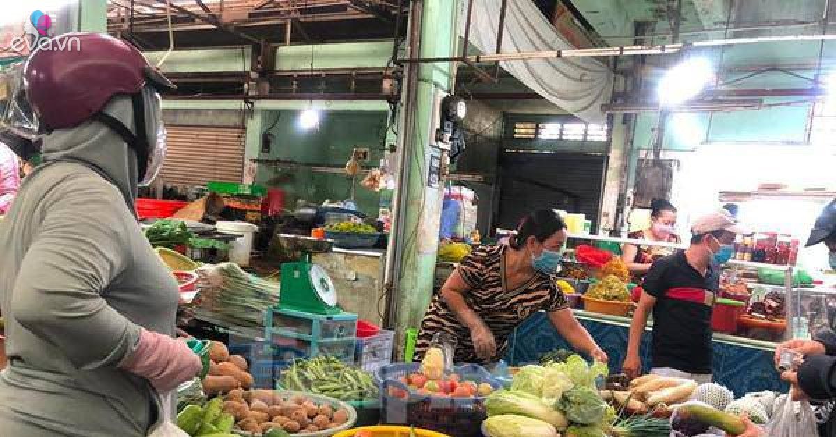 TP.HCM những ngày giãn cách: Giá rau củ tại chợ tăng 2-3 lần, người tiêu dùng méo mặt - Vimarsana News