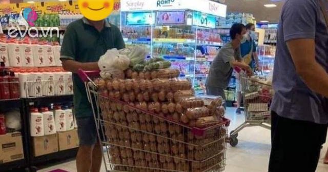 Bức ảnh người đàn ông mua hẳn một xe trứng gà lan truyền trên mạng, CĐM tranh cãi dữ dội - Vimarsana News