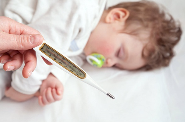Trẻ sốt 39 độ phải làm gì và những lưu ý khi trẻ sốt cao? - 1