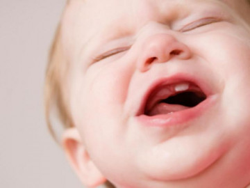 Trẻ sốt mọc răng 39 độ có nguy hiểm không, bố mẹ cần làm gì?