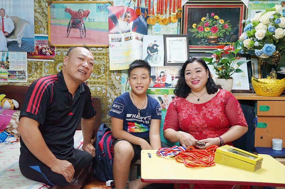 Cô gái dân tộc Tày cãi bố mẹ yêu chàng khuyết tật, 17 năm sau có tổ ấm đáng mơ