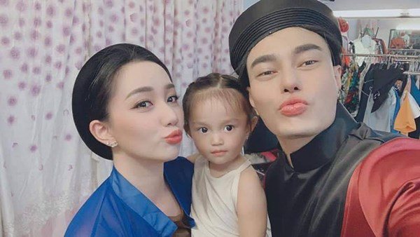 Yêu vợ lúc nghèo, 2 diễn viên hài đi xe mượn, lon nước chia đôi giờ cuộc sống bất ngờ