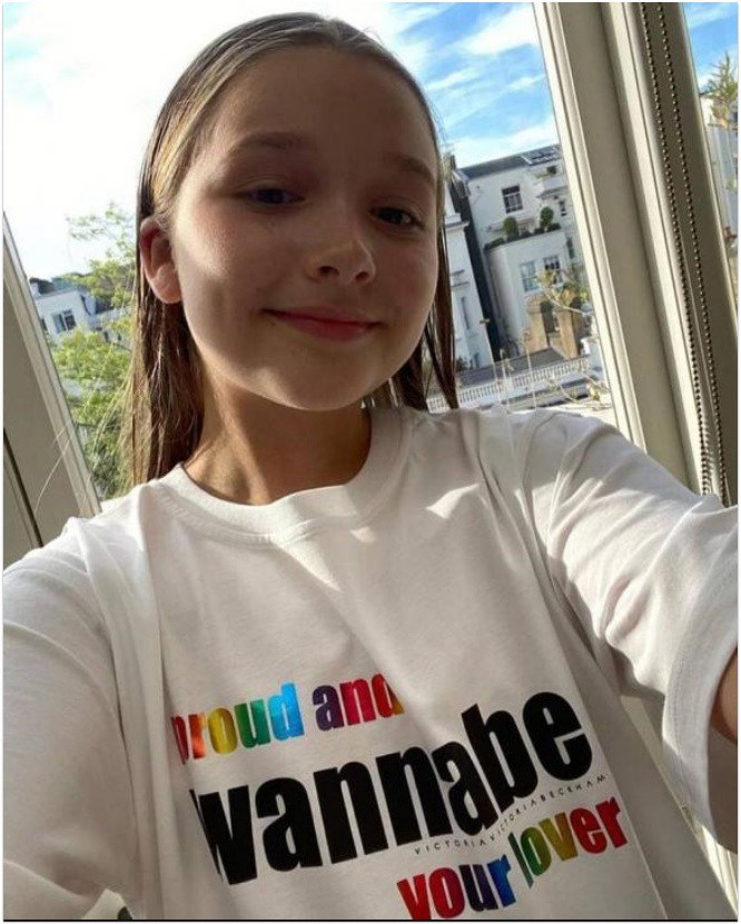 Nhóc Harper Beckham ngày càng tròn trịa béo ú, ảnh mới nhất gây sốc