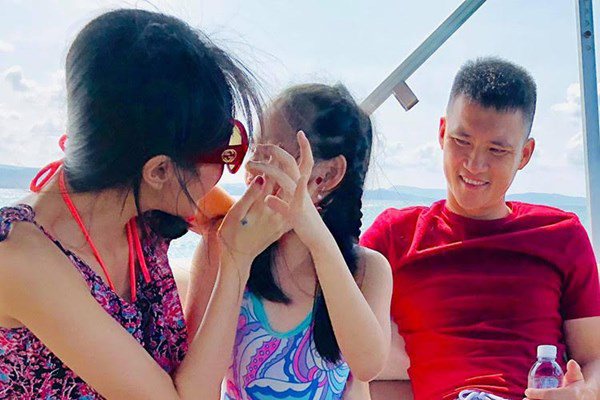 Mỹ nhân yêu cầu thủ: Thủy Tiên được cho mấy chục tỷ tiêu vặt, Ngọc Trinh đi tu vì tình