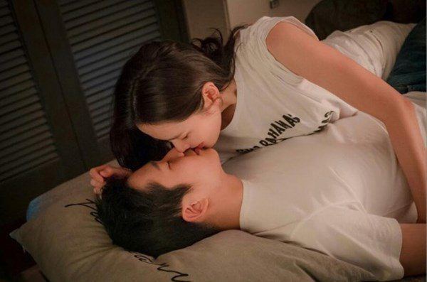 Khi hôn, chồng đặt tay vào 3 chỗ này vợ sẽ cảm thấy thoải mái và thích thú nhất