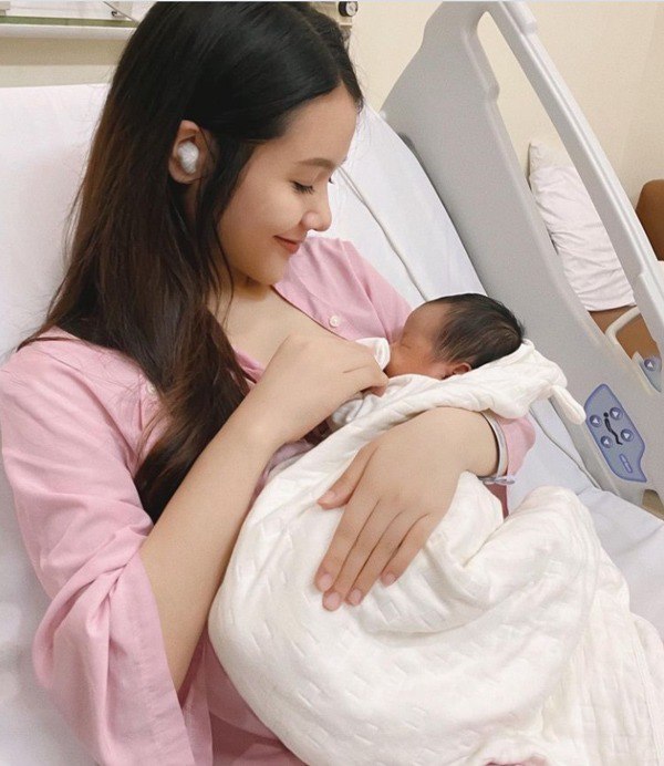 Gái xinh sinh năm 2000 đã làm mẹ ở nhà chăm con vẫn điệu đà nhuận sắc