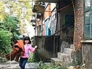 Con gái 5 tuổi ôm áo mẹ đã mất ra sau nhà, bố bí mật theo dõi thì bật khóc - Vimarsana News