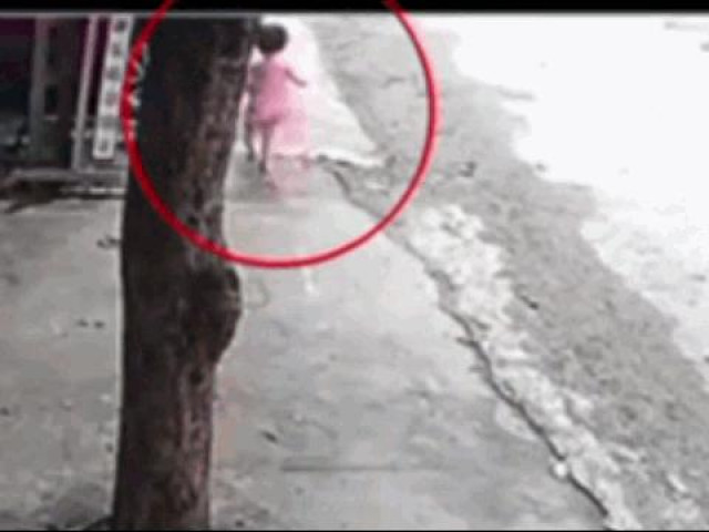Bé gái bị ô tô cuốn vào gầm và màn thoát chết cực khó tin - Vimarsana News