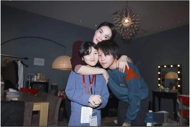 Ngôi sao 24/7: Bạn gái Tạ Đình Phong gây sốc khi đưa con gái 15 tuổi tới dự tiệc rượu - 3