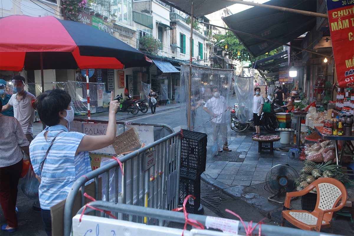 Ảnh: Cảnh mua bán mới lạ tại “khu chợ nhà giàu” Hà Nội - 11