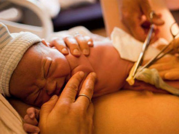 Con chào đời khóc lớn sau cắt dây rốn, mẹ lo lắng, bác sĩ vỗ tay chúc mừng - Vimarsana News