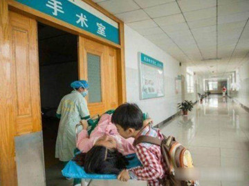 Bố mất, bé 8 tuổi đưa mẹ đi sinh em, nhắn một câu với y tá ai cũng nghẹn ngào - Vimarsana News