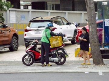 Nhận túi đồ của shipper giao giữa mùa dịch COVID-19, cô gái Sài Gòn xúc động không nói lên lời - Vimarsana News