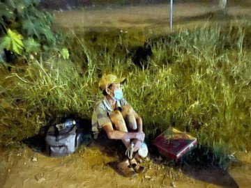 Nhói lòng cảnh người đàn ông ngồi bên chiếc xe đạp gãy vì gặp tai nạn trên đường về quê - Vimarsana News