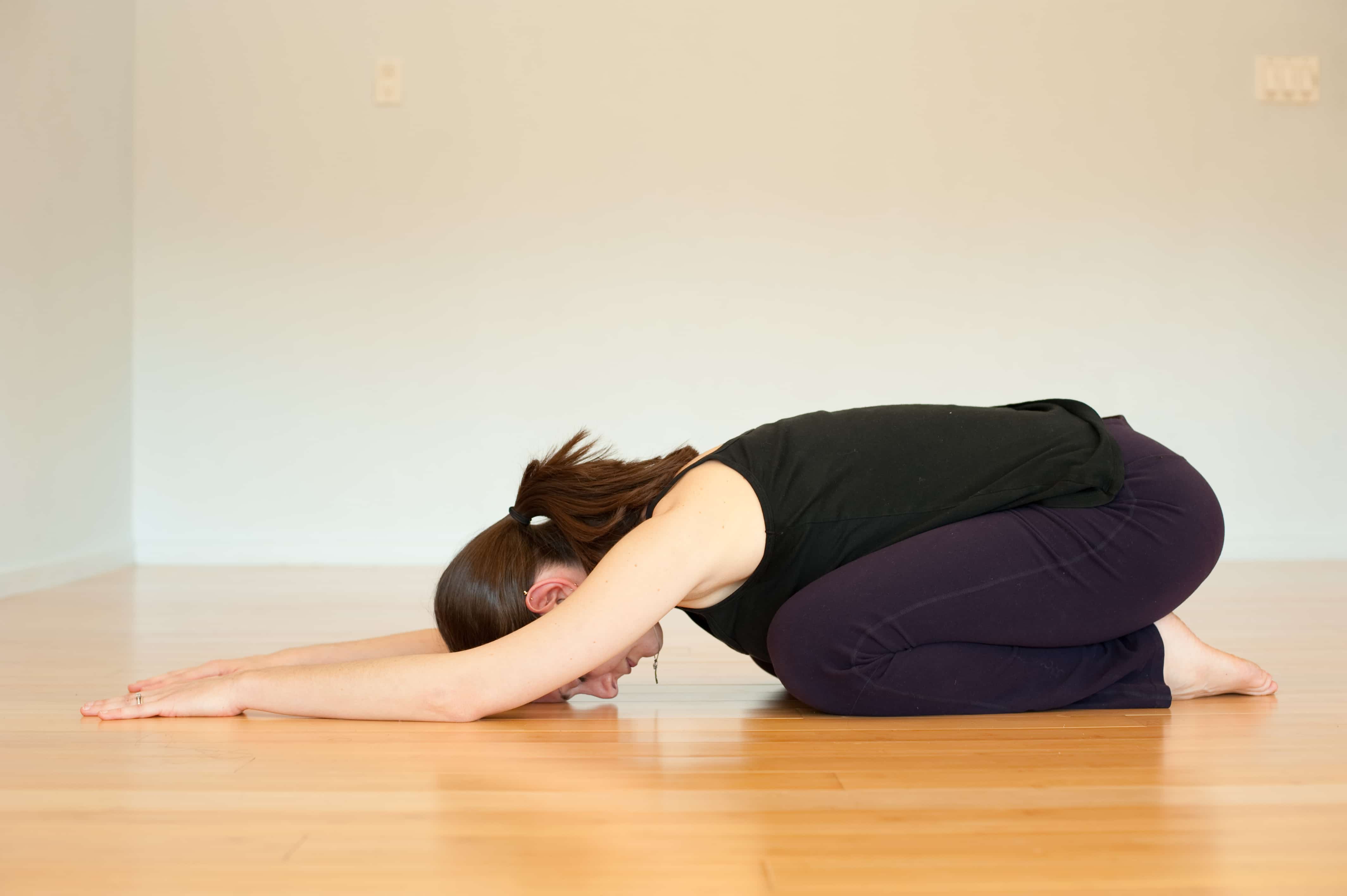 Thư giãn tinh thần, tuốt lại vóc dáng nhờ những bài tập yoga giảm cân siêu đơn giản tại nhà - 13