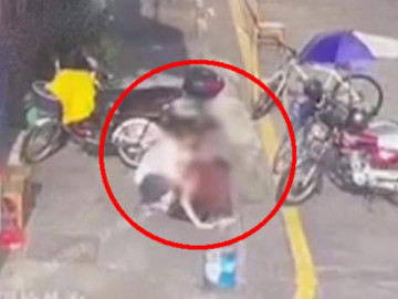 Cô gái bị lột đồ, tấn công tình dục giữa đường, người xung quanh dửng dưng đứng xem - Vimarsana News