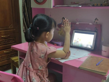 Bi hài chuyện HS lớp 1 học online: Con chán quá chơi cùng ngăn kéo bàn suốt giờ học - Vimarsana News
