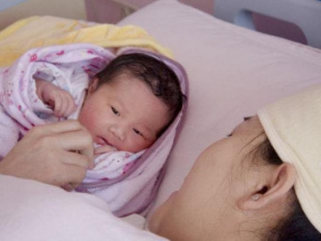Y tá báo sản phụ sinh con trai, cả nhà nháo nhào khi lật mở tấm chăn ra - Vimarsana News